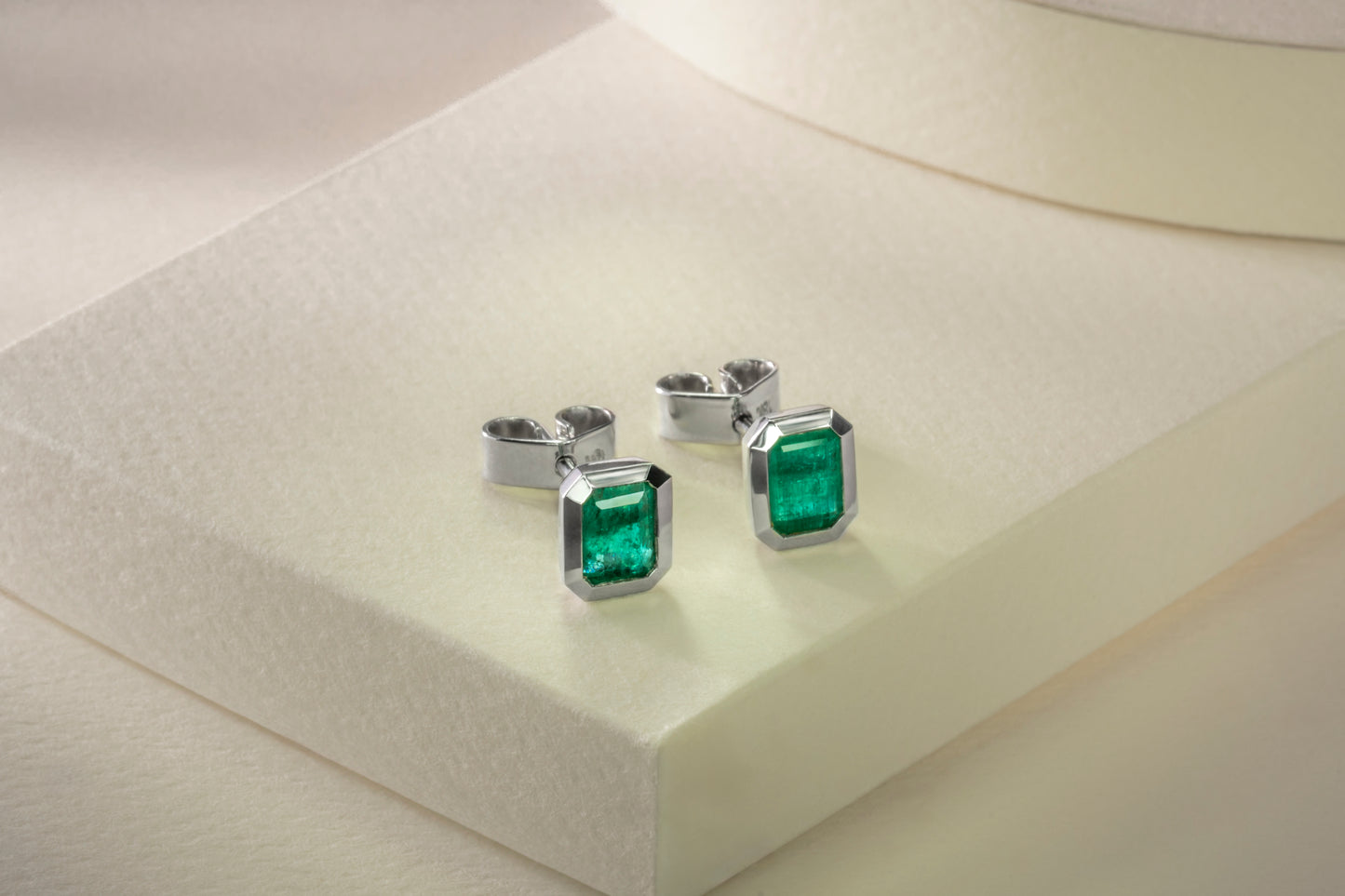 White gold polka dot earrings with natural emerald - ARB028