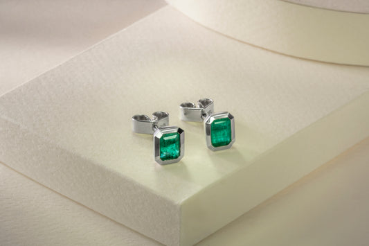 Aretes topos oro blanco con esmeralda natural - ARB028