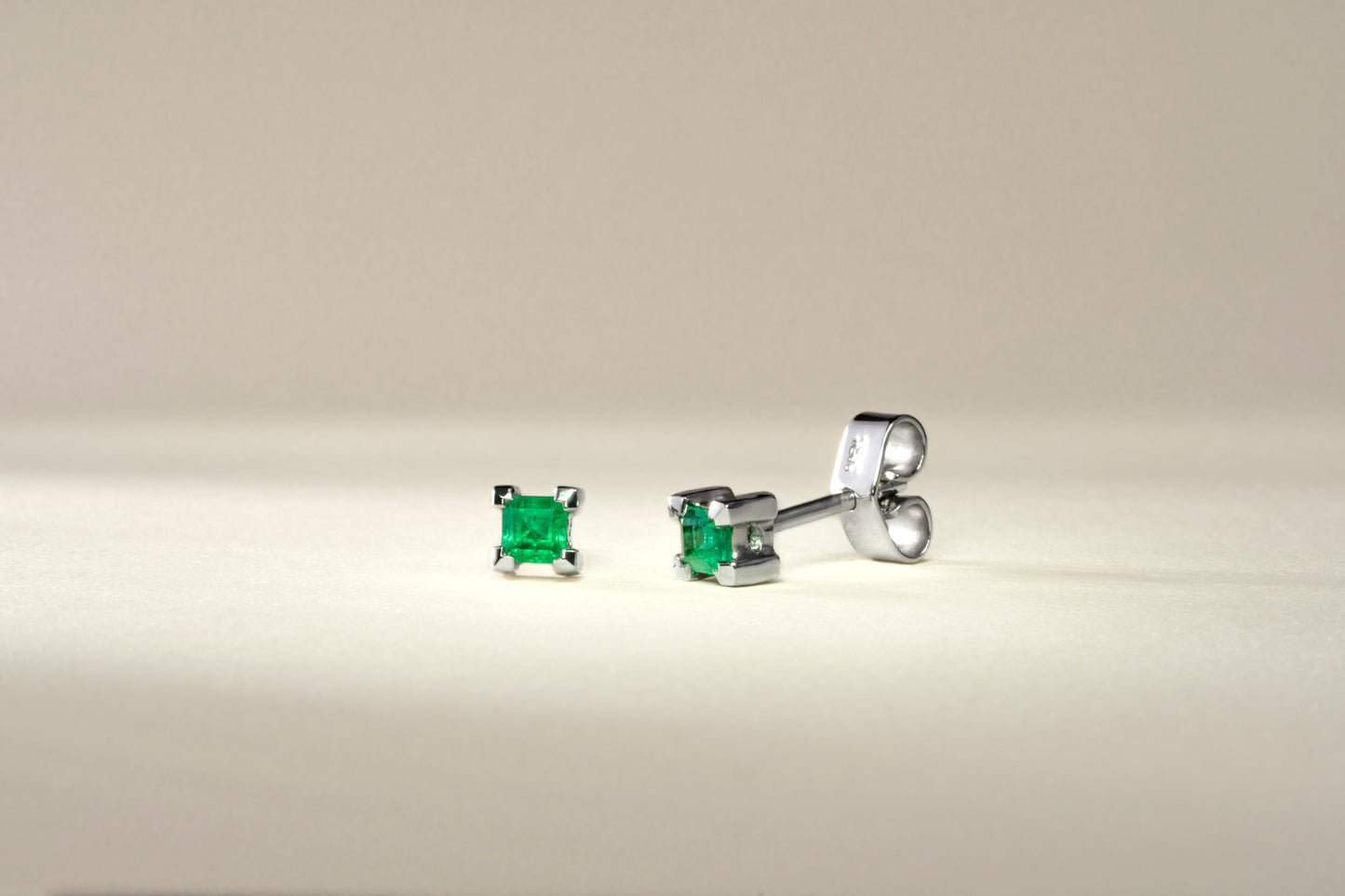 White gold polka dot earrings with natural emerald - ARB029