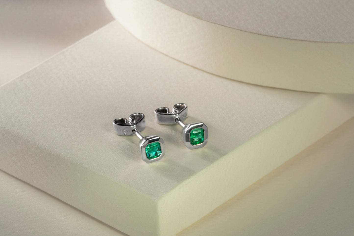 White gold polka dot earrings with natural emerald - ARB034