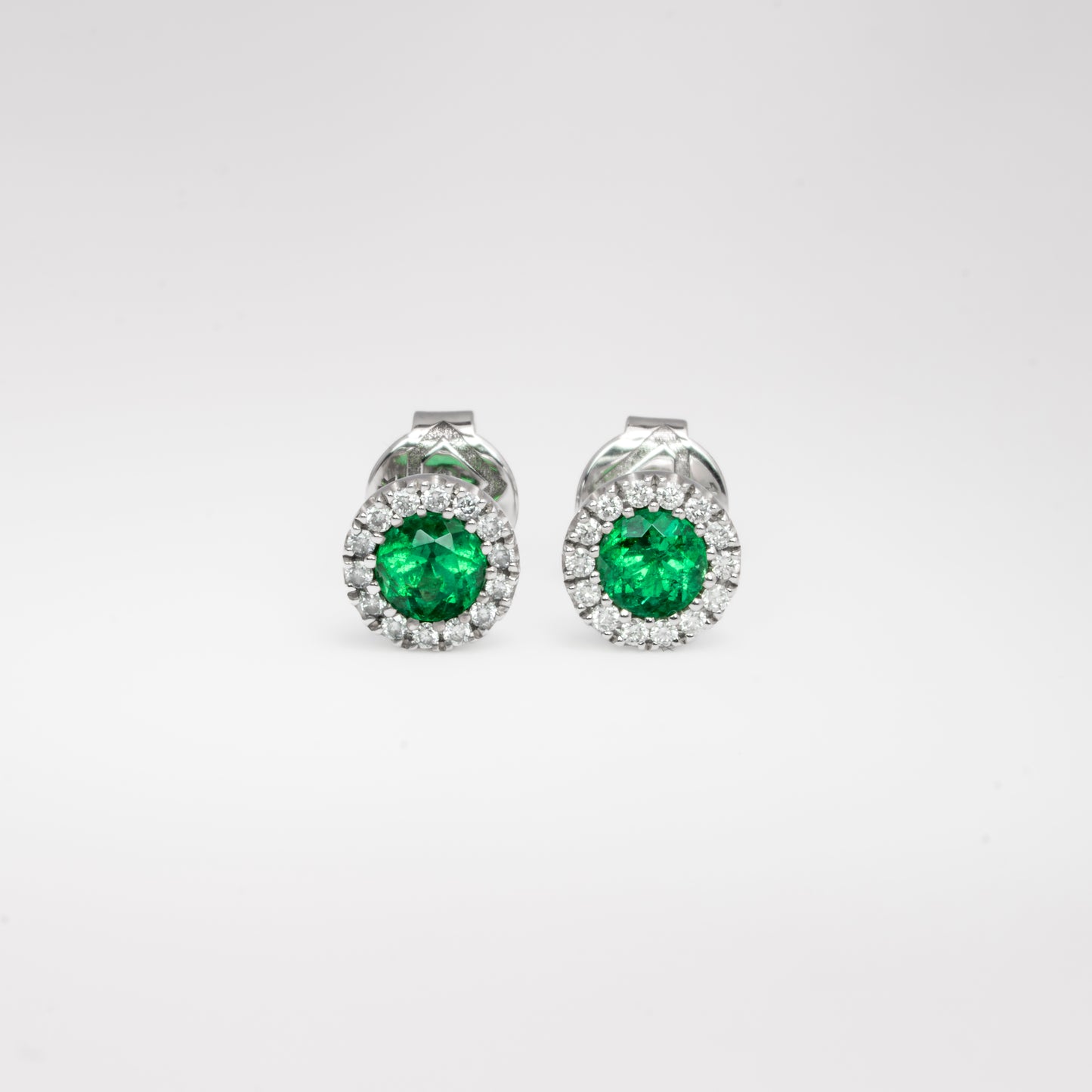 Aretes cluster oro blanco con esmeraldas y diamantes naturales - ARB045