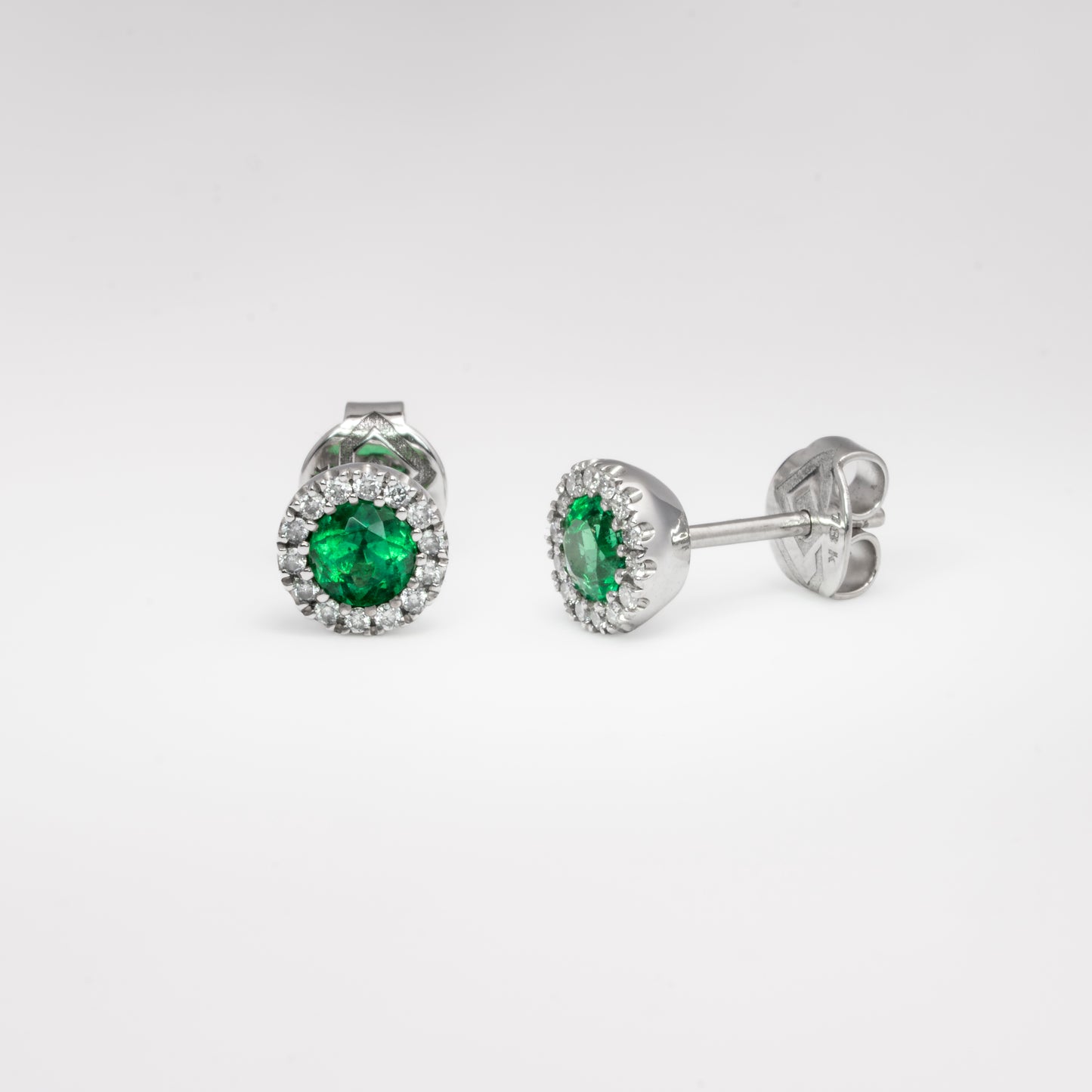 Aretes cluster oro blanco con esmeraldas y diamantes naturales - ARB045