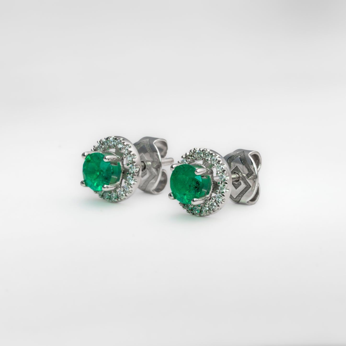 Aretes jacket oro blanco con esmeraldas y diamantes naturales - ARB048