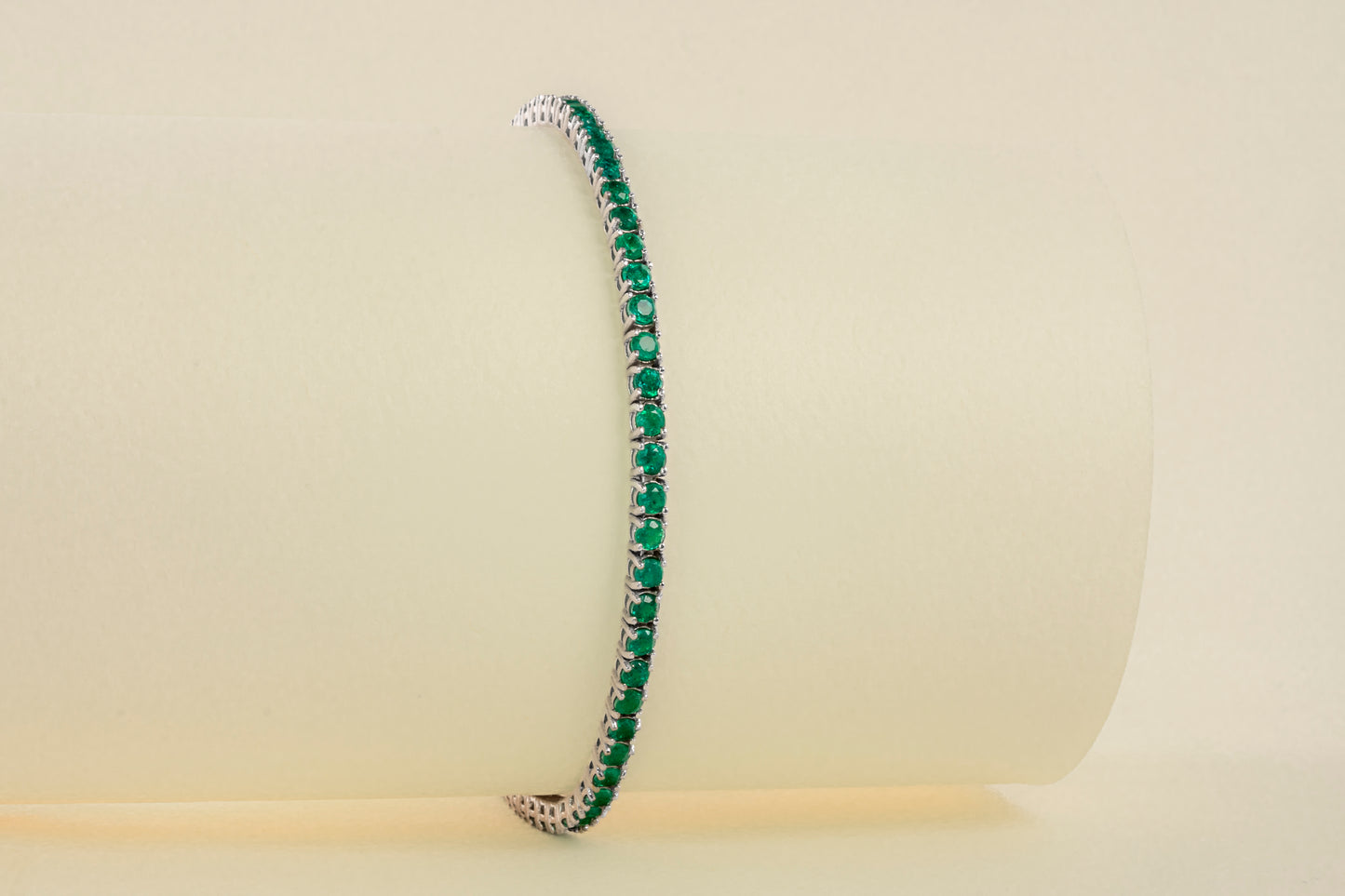 Endless white gold with natural emerald - BRA008