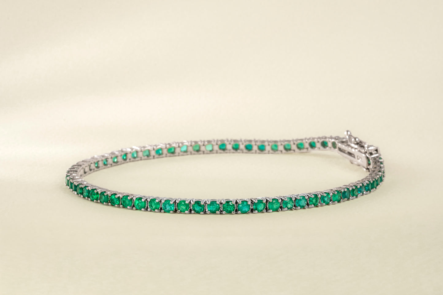 Endless white gold with natural emerald - BRA008