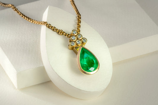 Dije con cadena oro amarillo con esmeralda y diamantes naturales - DOA073