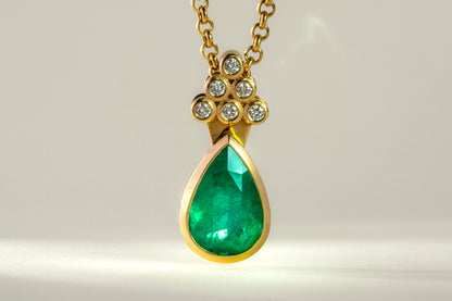 Dije con cadena oro amarillo con esmeralda y diamantes naturales - DOA073