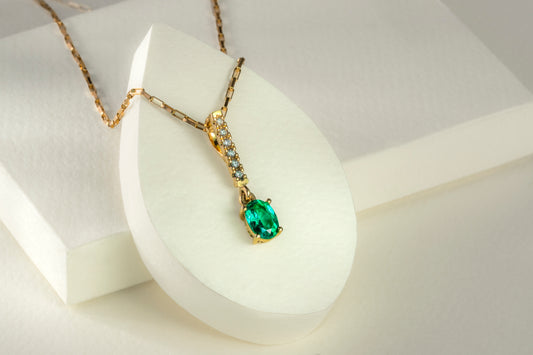 Dije con cadena oro amarillo con esmeralda y diamantes naturales - DOA094