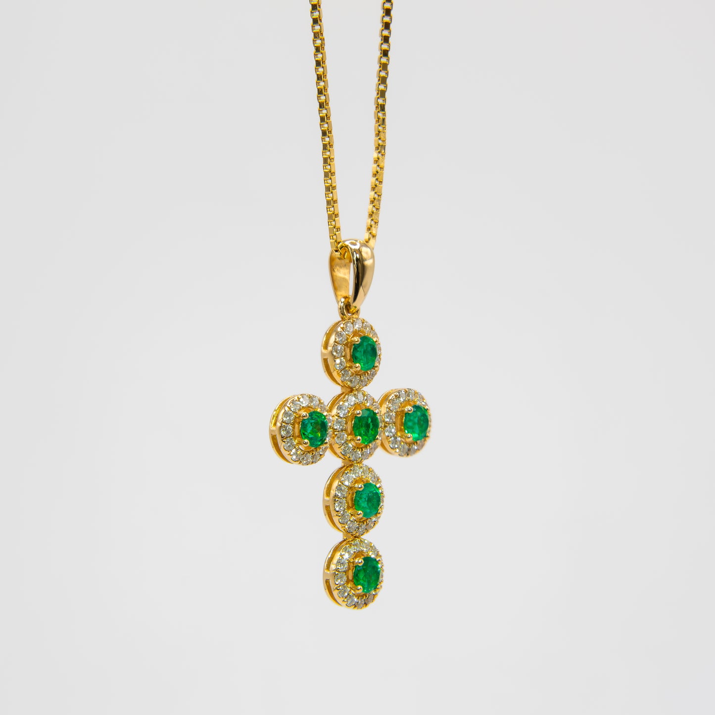 Dije oro amarillo con esmeraldas y diamantes naturales - DOA169