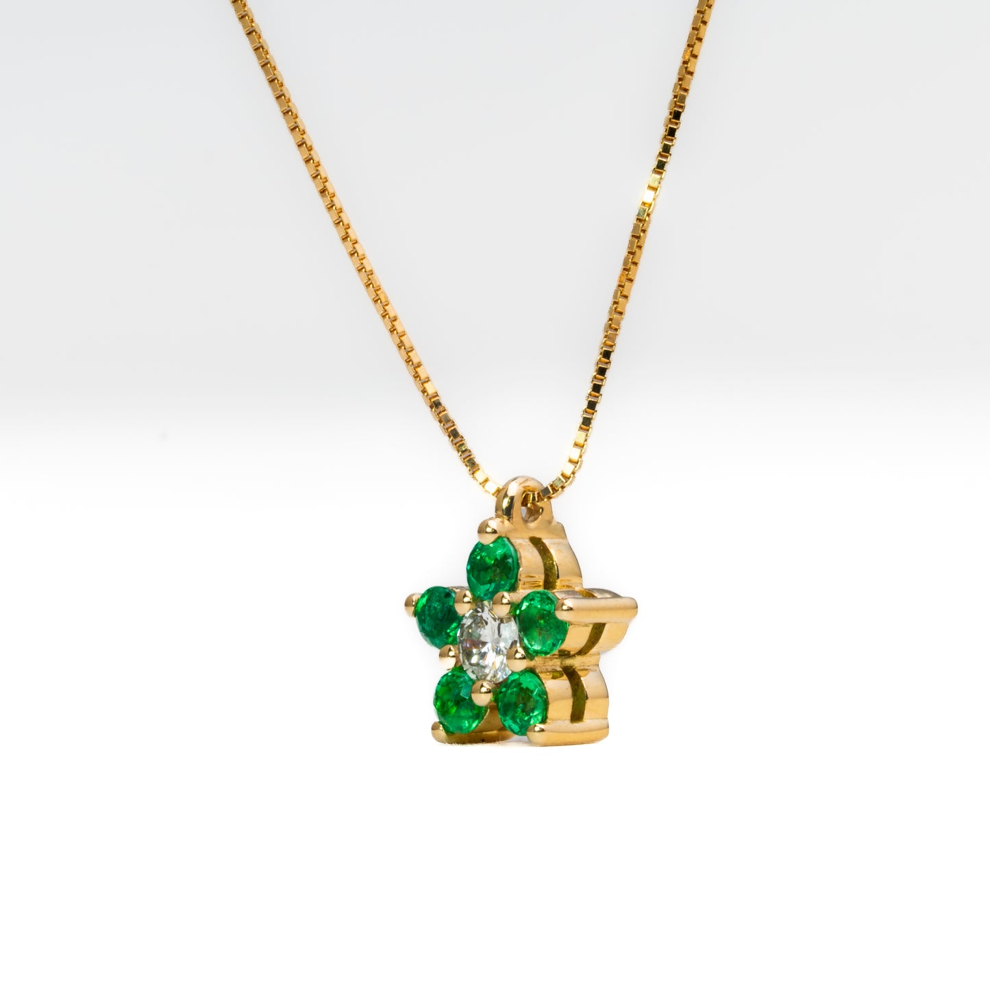 Dije con cadena oro amarillo con esmeraldas y diamantes naturales - DOA174