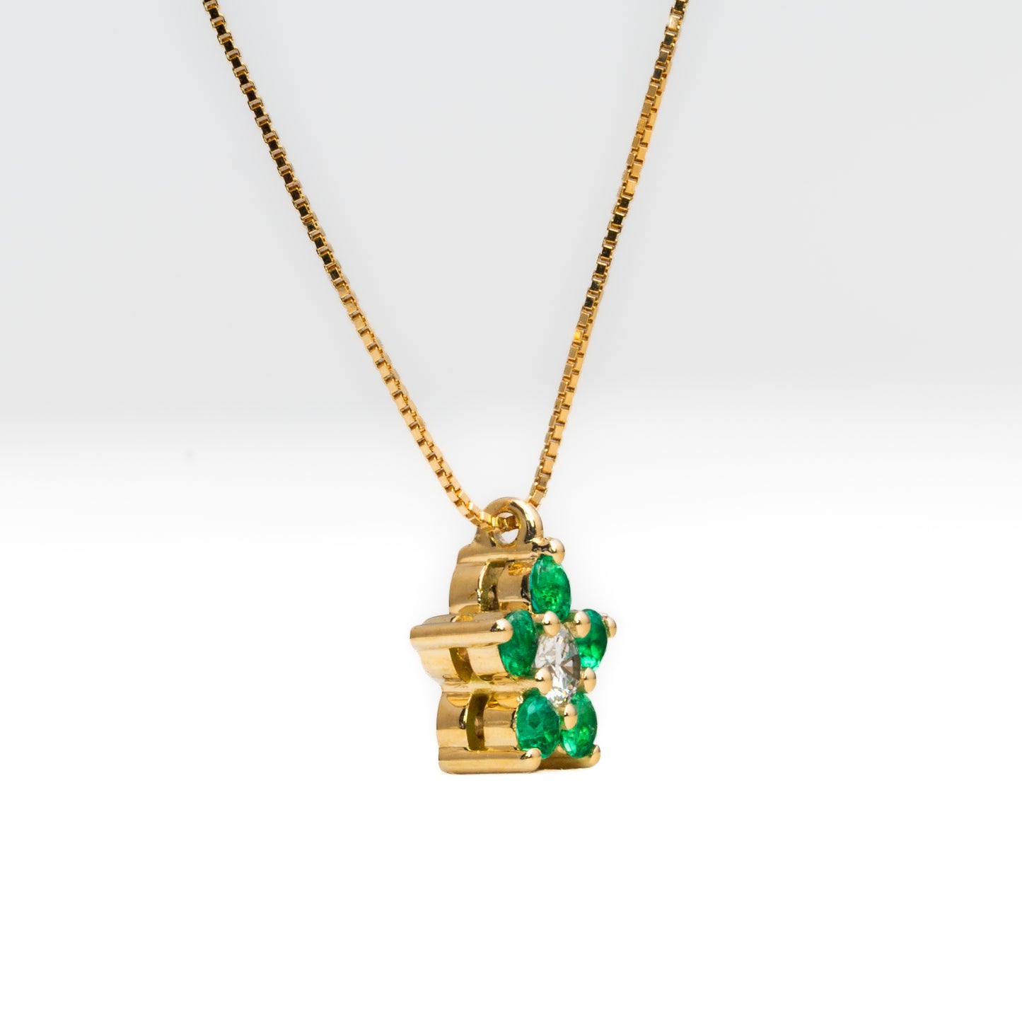 Dije con cadena oro amarillo con esmeraldas y diamantes naturales - DOA174