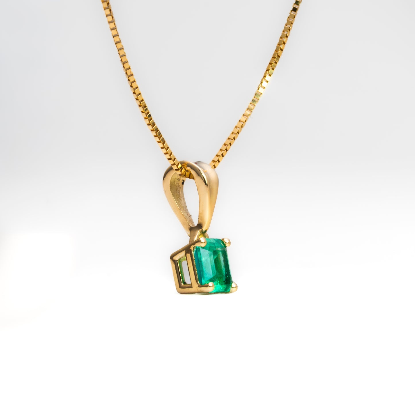 Dije oro amarillo con esmeralda natural - DOA175