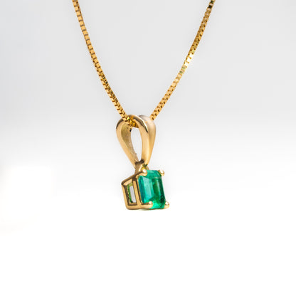 Dije oro amarillo con esmeralda natural - DOA175