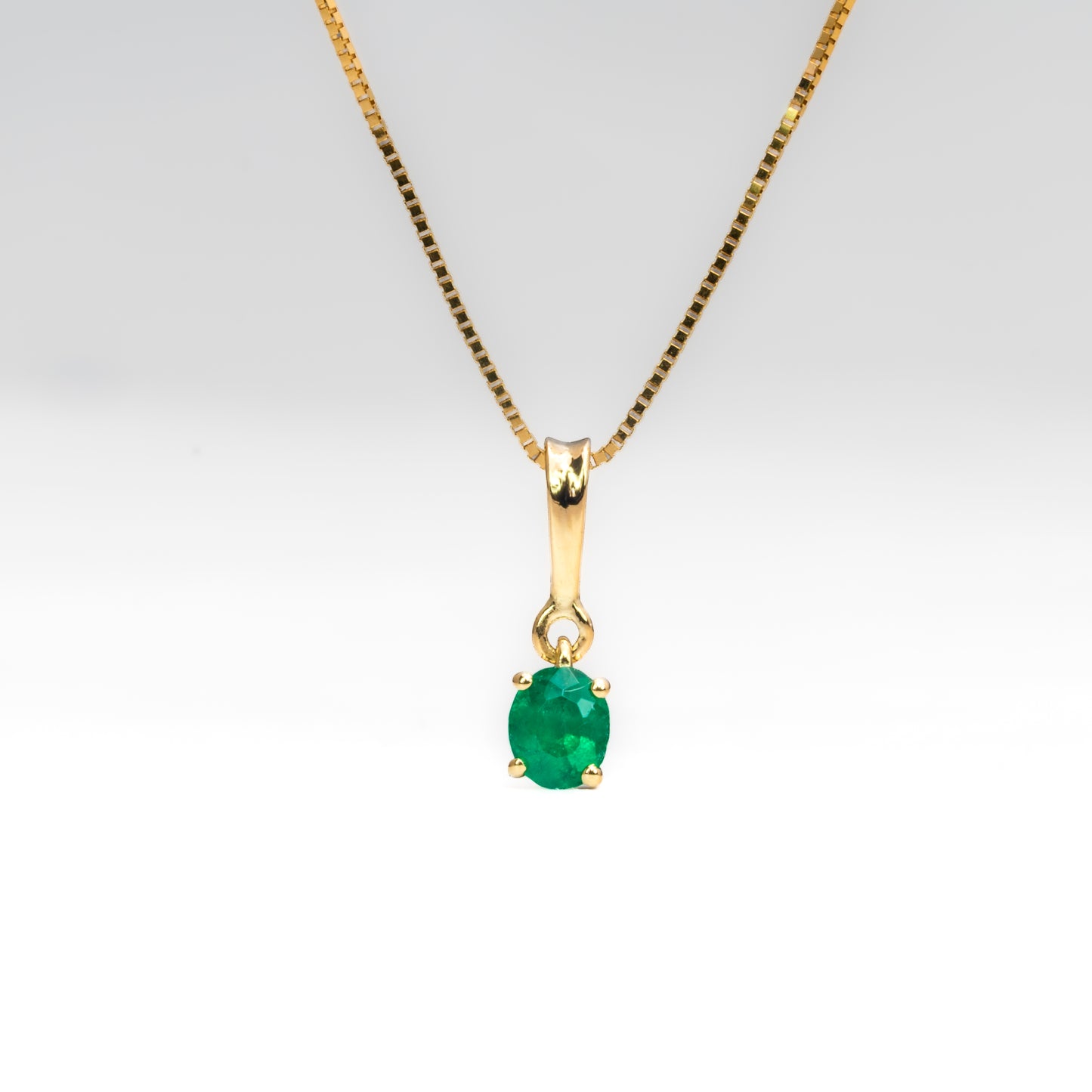 Dije oro amarillo con esmeralda natural - DOA176