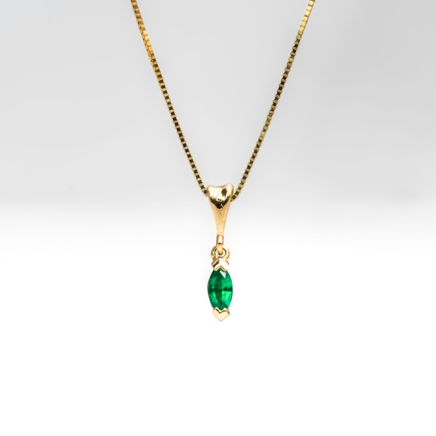 Dije oro amarillo con esmeralda natural - DOA179