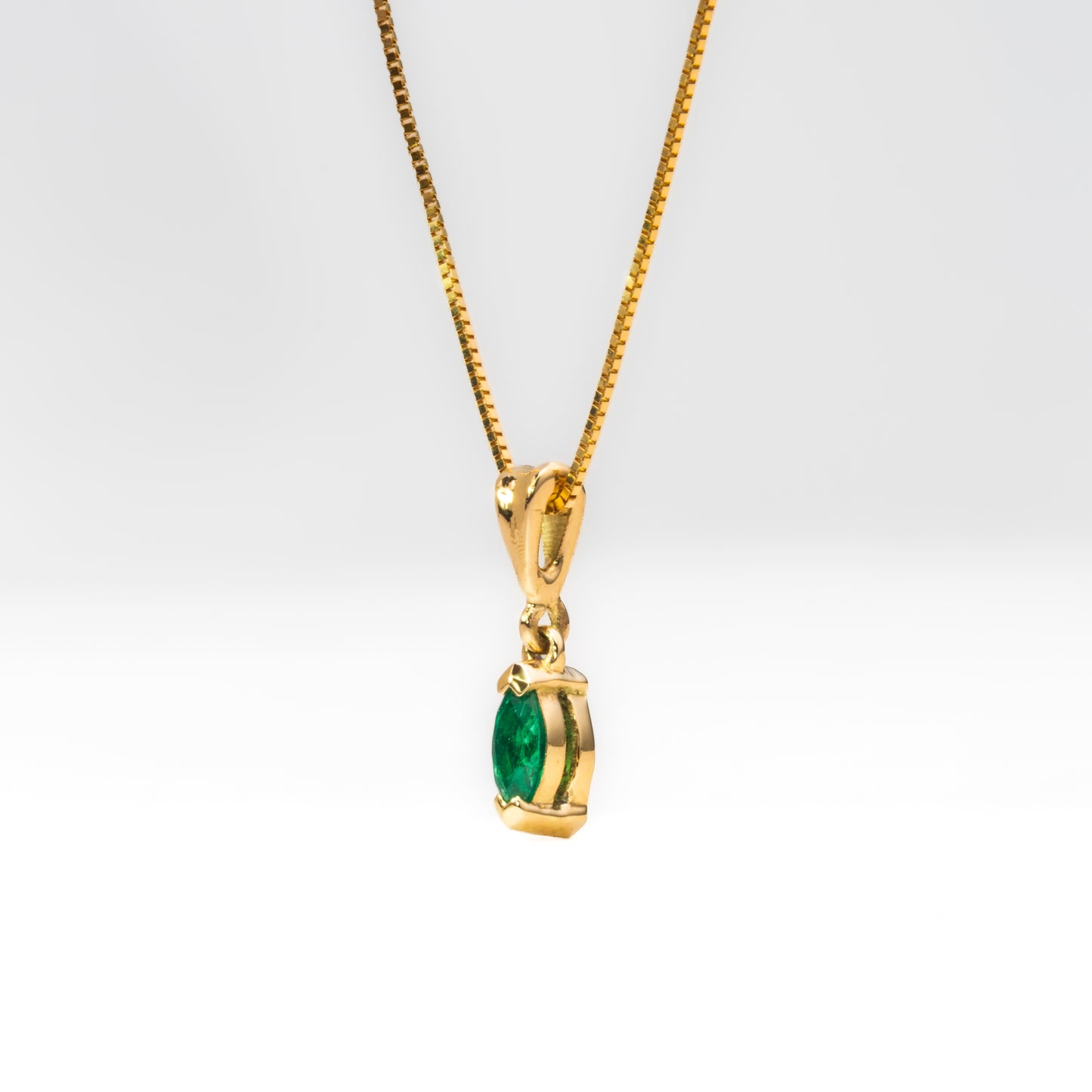 Dije oro amarillo con esmeralda natural - DOA179