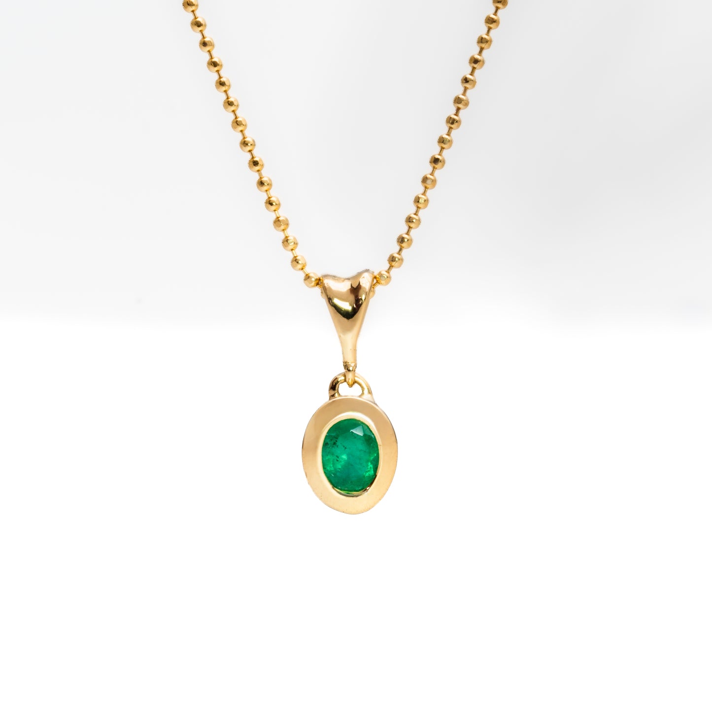 Dije oro amarillo con esmeralda natural - DOA180