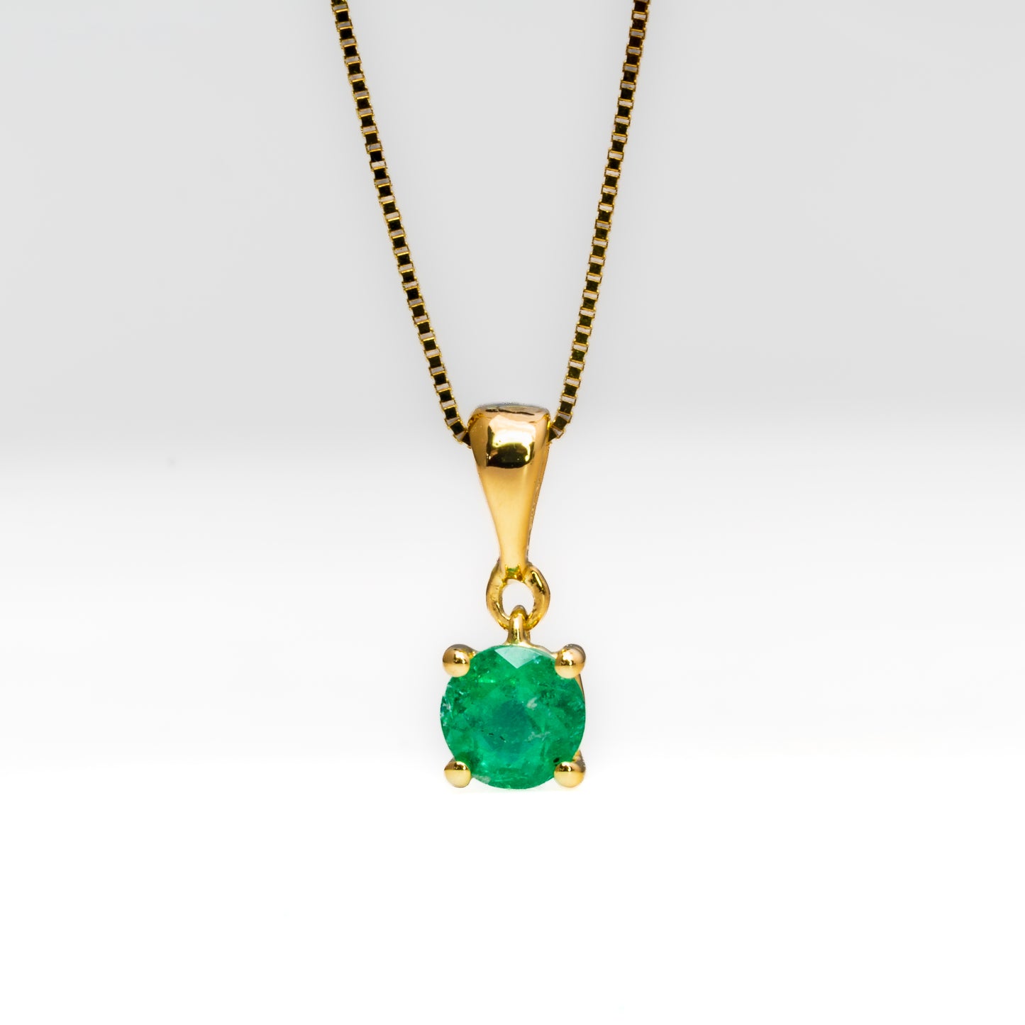 Dije oro amarillo con esmeralda natural - DOA183