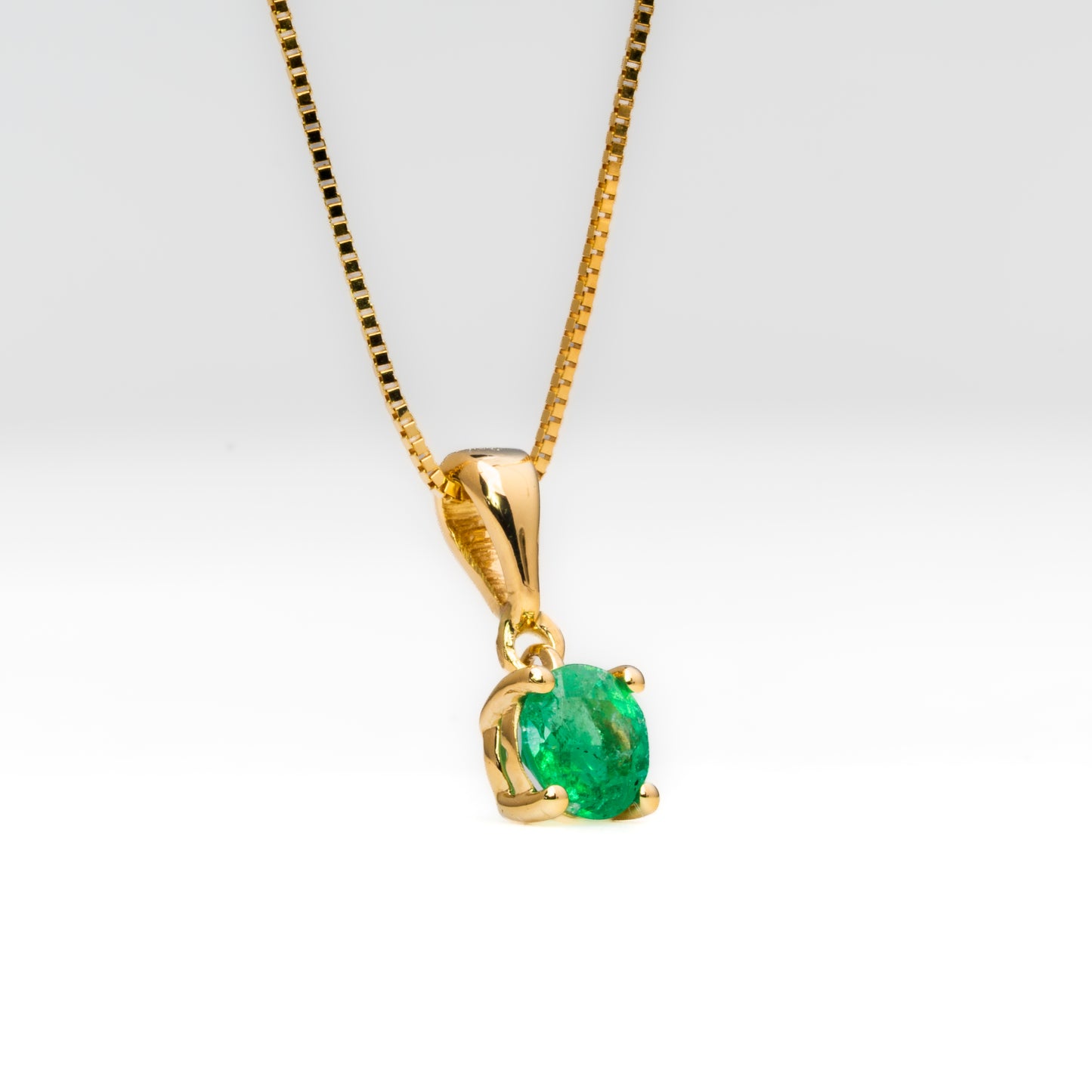 Dije oro amarillo con esmeralda natural - DOA183