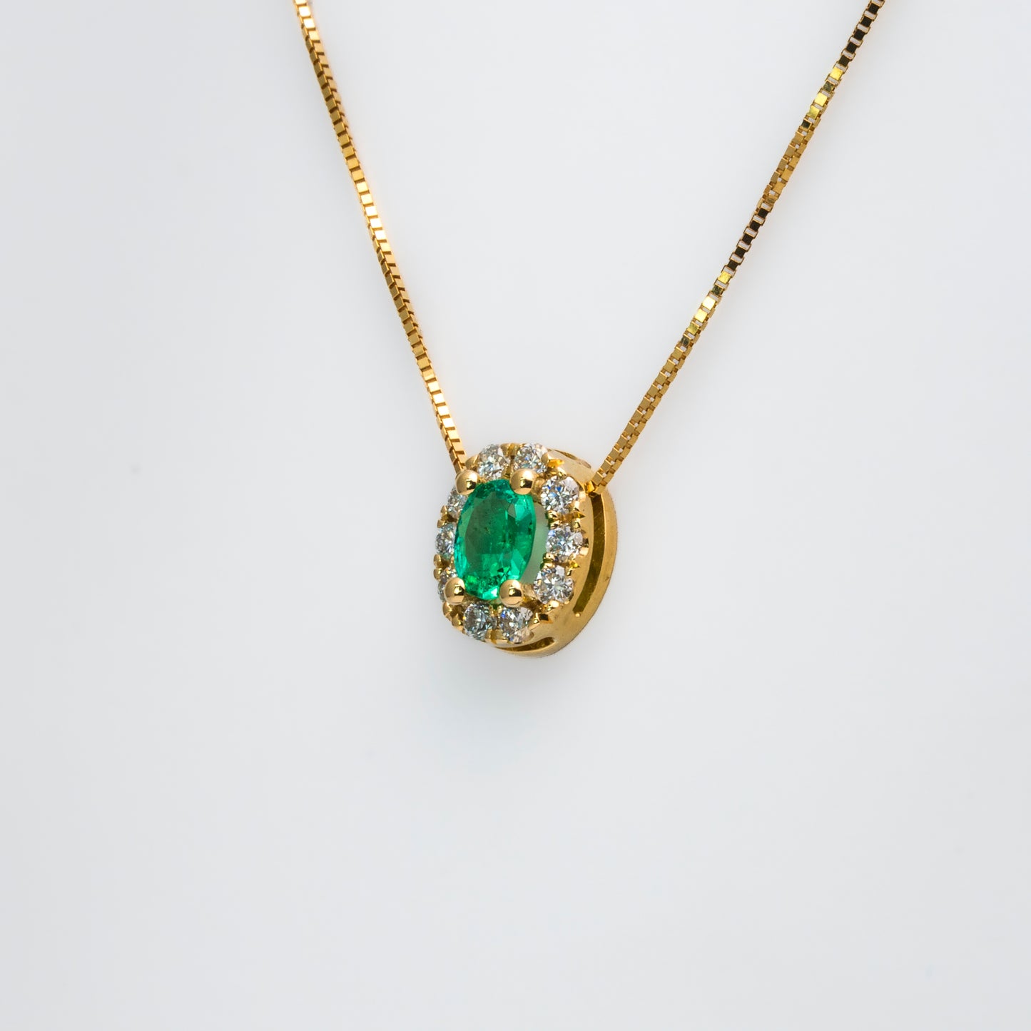 Dije con cadena oro amarillo con esmeralda y diamantes naturales - DOA185