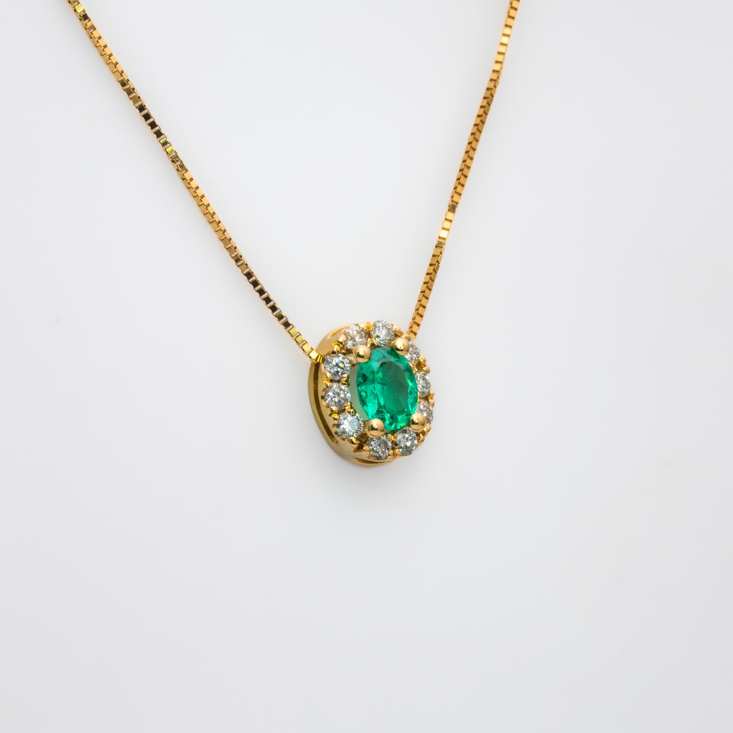 Dije con cadena oro amarillo con esmeralda y diamantes naturales - DOA185
