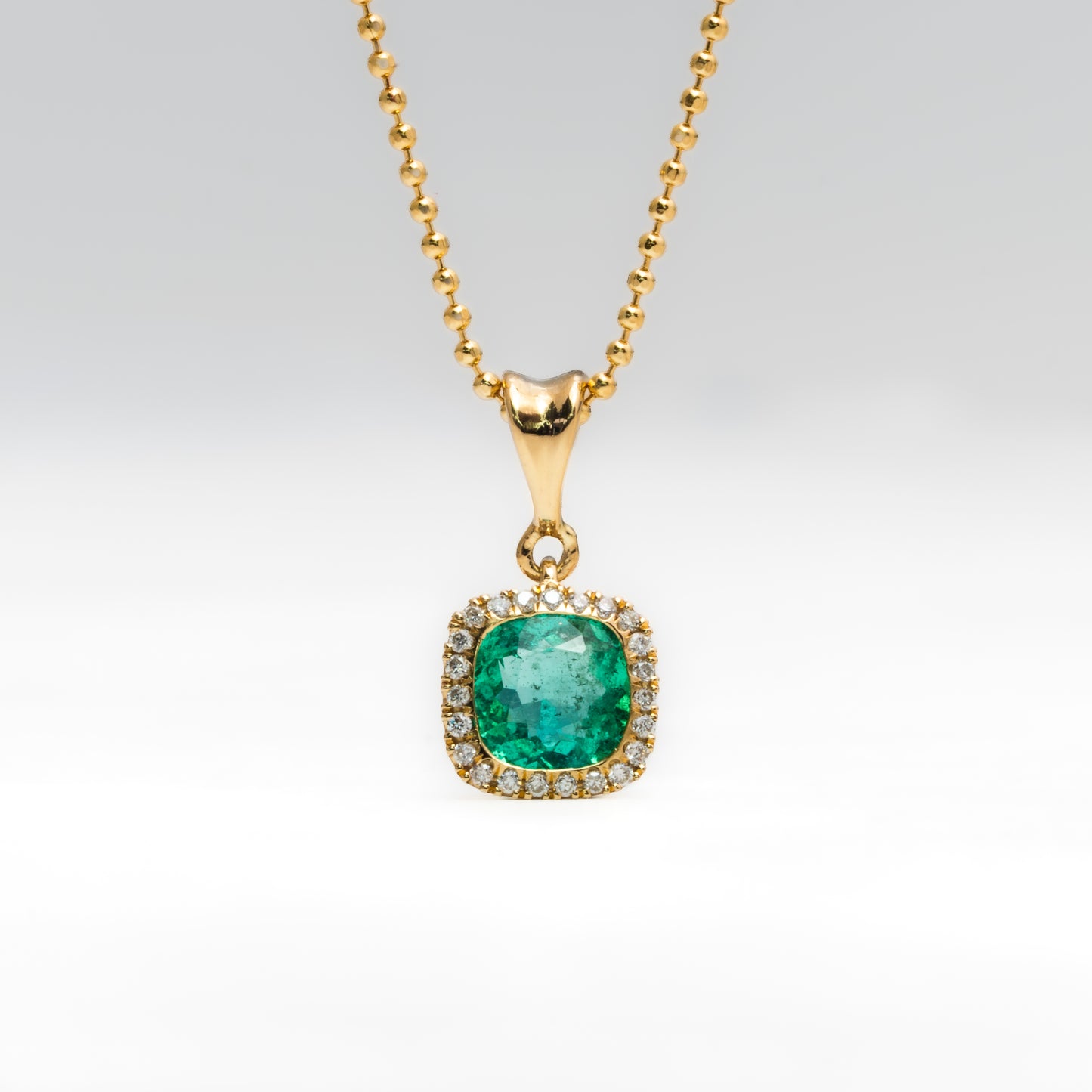 Dije cluster oro amarillo con esmeralda y diamantes naturales - DOA187