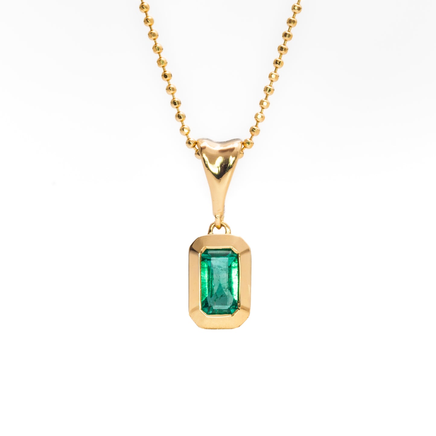 Dije con cadena oro amarillo con esmeralda natural - DOA188
