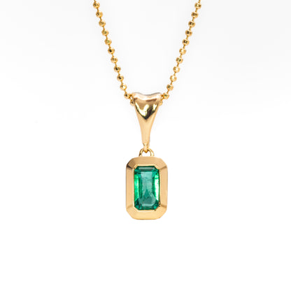 Dije con cadena oro amarillo con esmeralda natural - DOA188