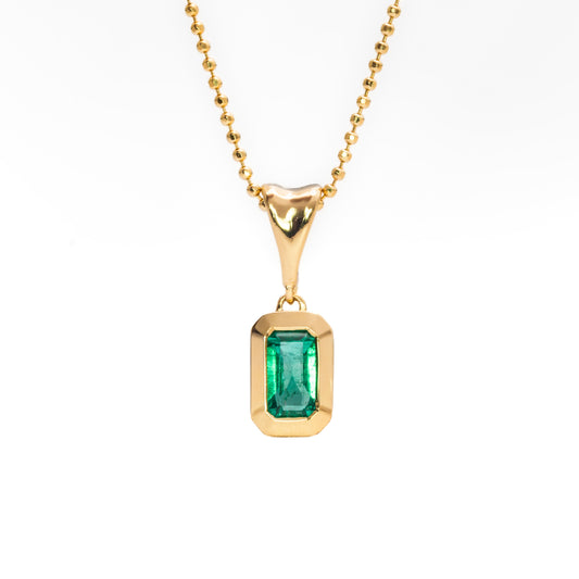 Dije con cadena oro amarillo con esmeralda natural - DOA188