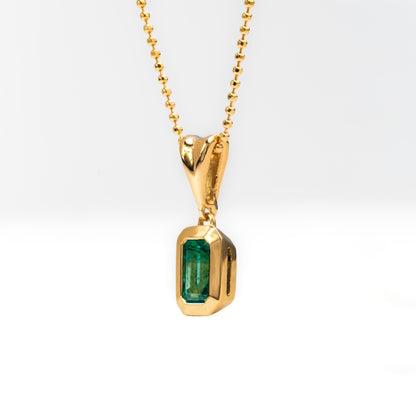 Dije con cadena oro amarillo con esmeralda natural - DOA188