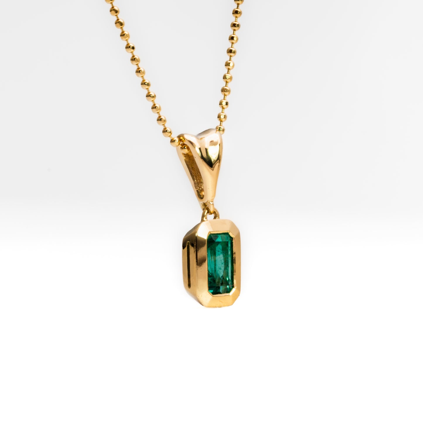Dije con cadena oro amarillo con esmeralda natural - DOA188