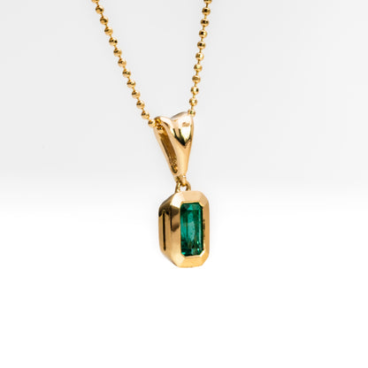 Dije con cadena oro amarillo con esmeralda natural - DOA188