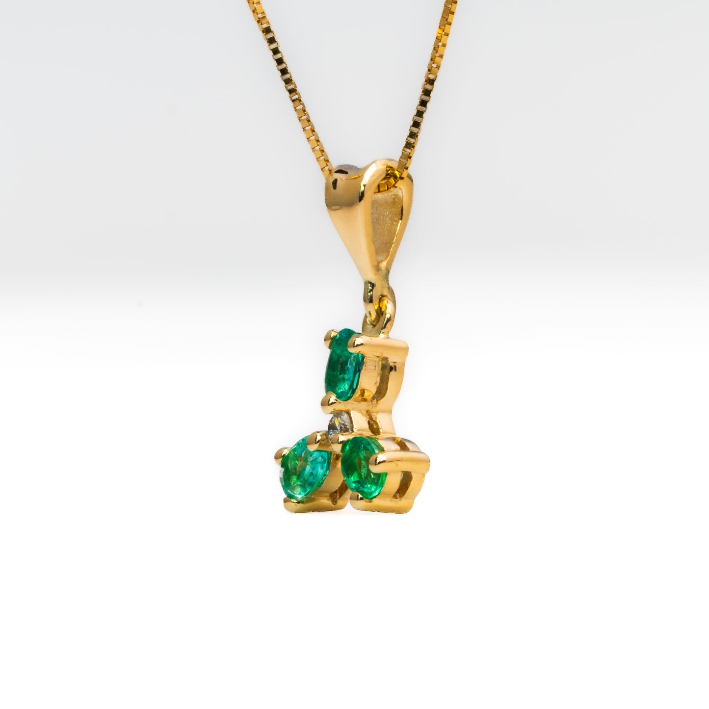 Dije con cadena oro amarillo con esmeralda natural - DOA189