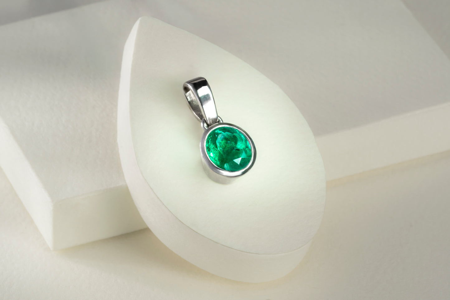 Dije oro blanco con esmeralda natural - DOB022