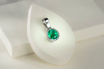 Dije oro blanco con esmeralda natural - DOB022