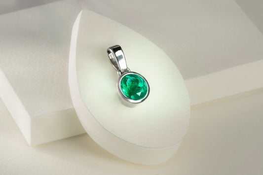 Dije oro blanco con esmeralda natural - DOB022