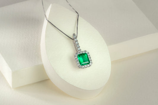Dije con cadena cluster oro blanco con esmeralda y diamante naturales - DOB038