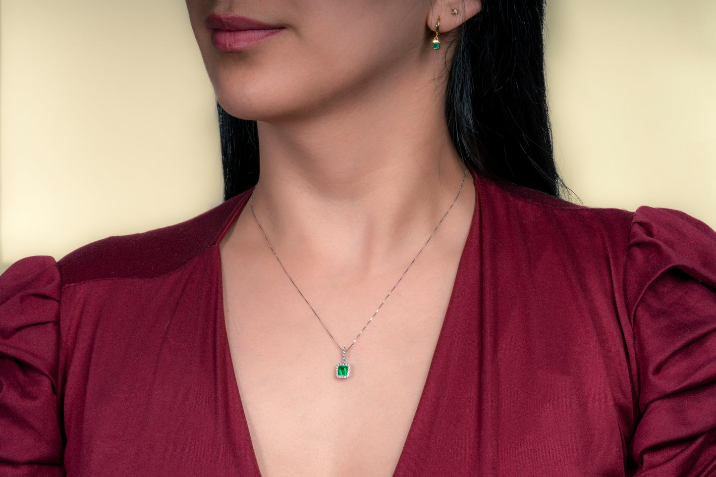 Dije con cadena cluster oro blanco con esmeralda y diamante naturales - DOB038