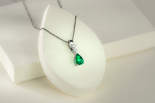 Dije con cadena cluster oro blanco con esmeralda y diamante naturales - DOB039