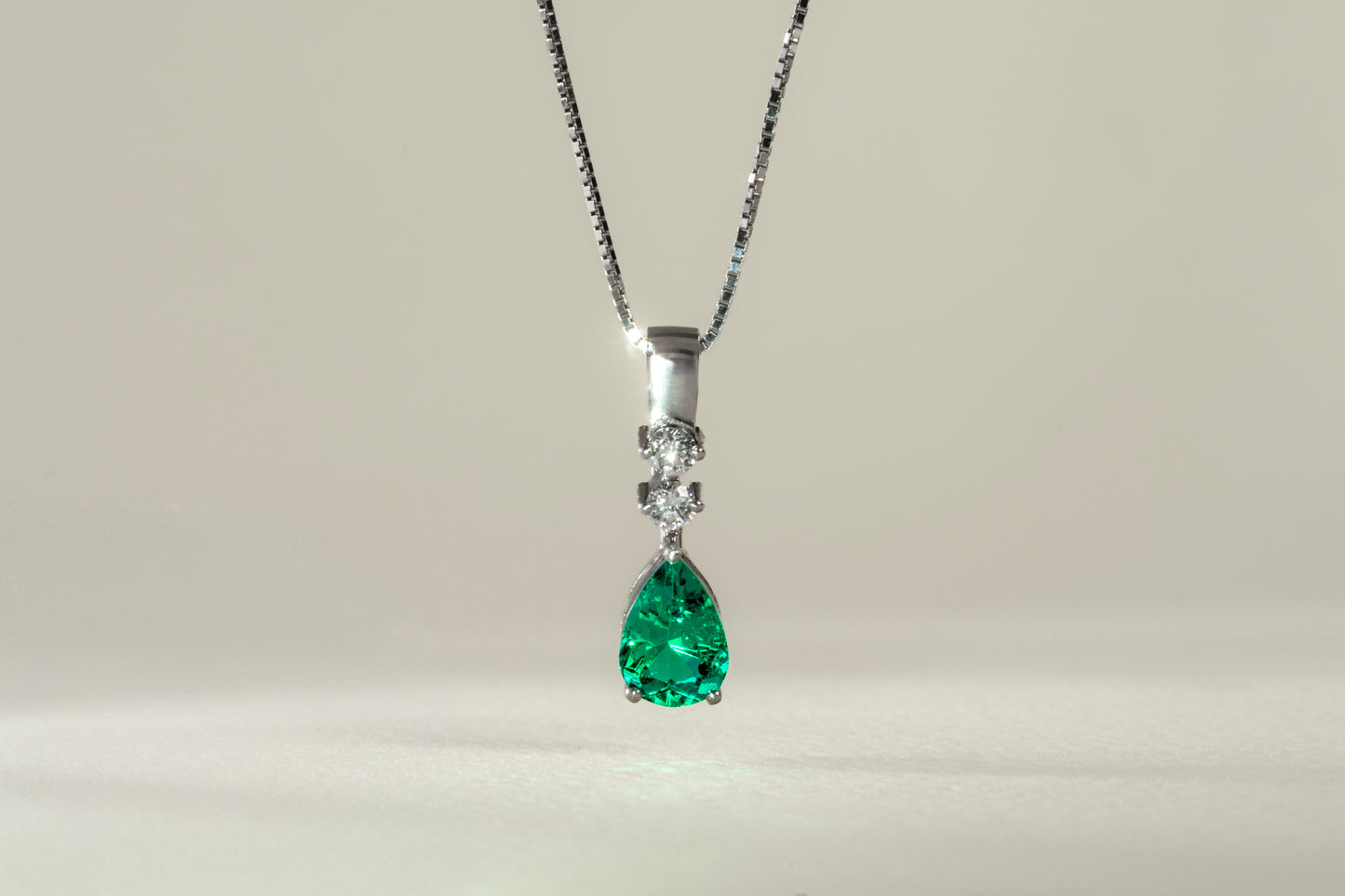 Dije con cadena cluster oro blanco con esmeralda y diamante naturales - DOB039
