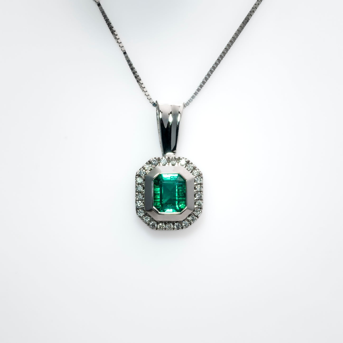 Dije oro blanco con esmeralda y diamantes naturales - DOB058