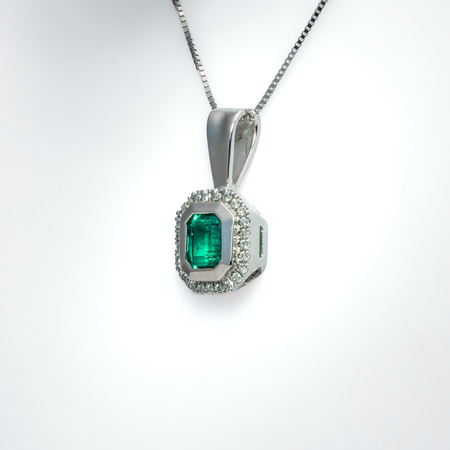 Dije oro blanco con esmeralda y diamantes naturales - DOB058