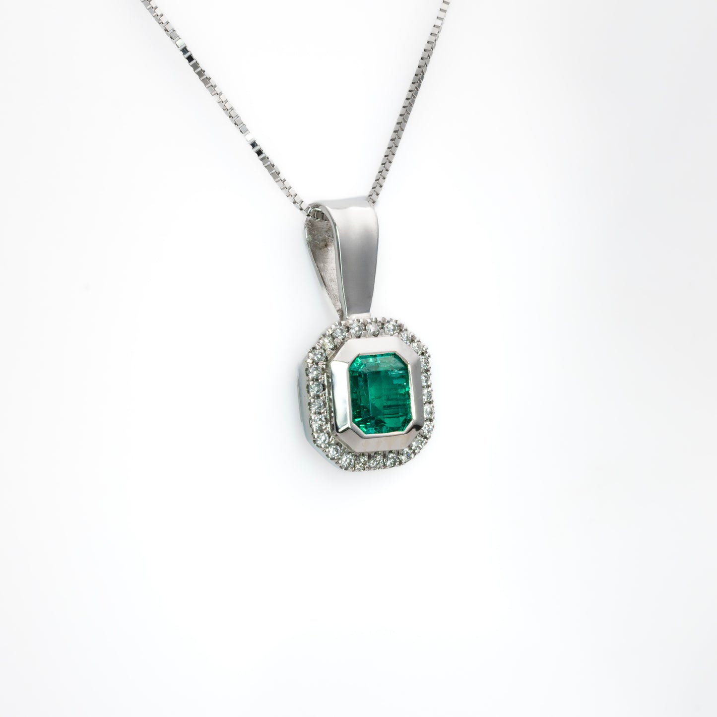 Dije oro blanco con esmeralda y diamantes naturales - DOB058