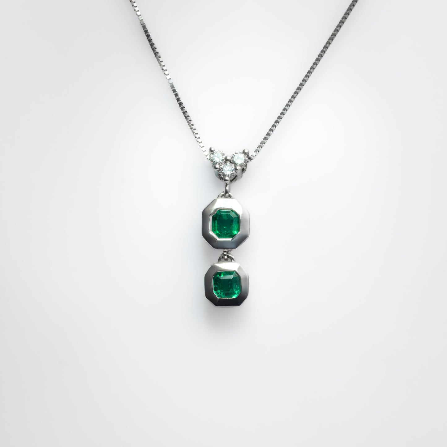 Dije con cadena oro blanco con esmeralda y diamantes naturales - DOB059