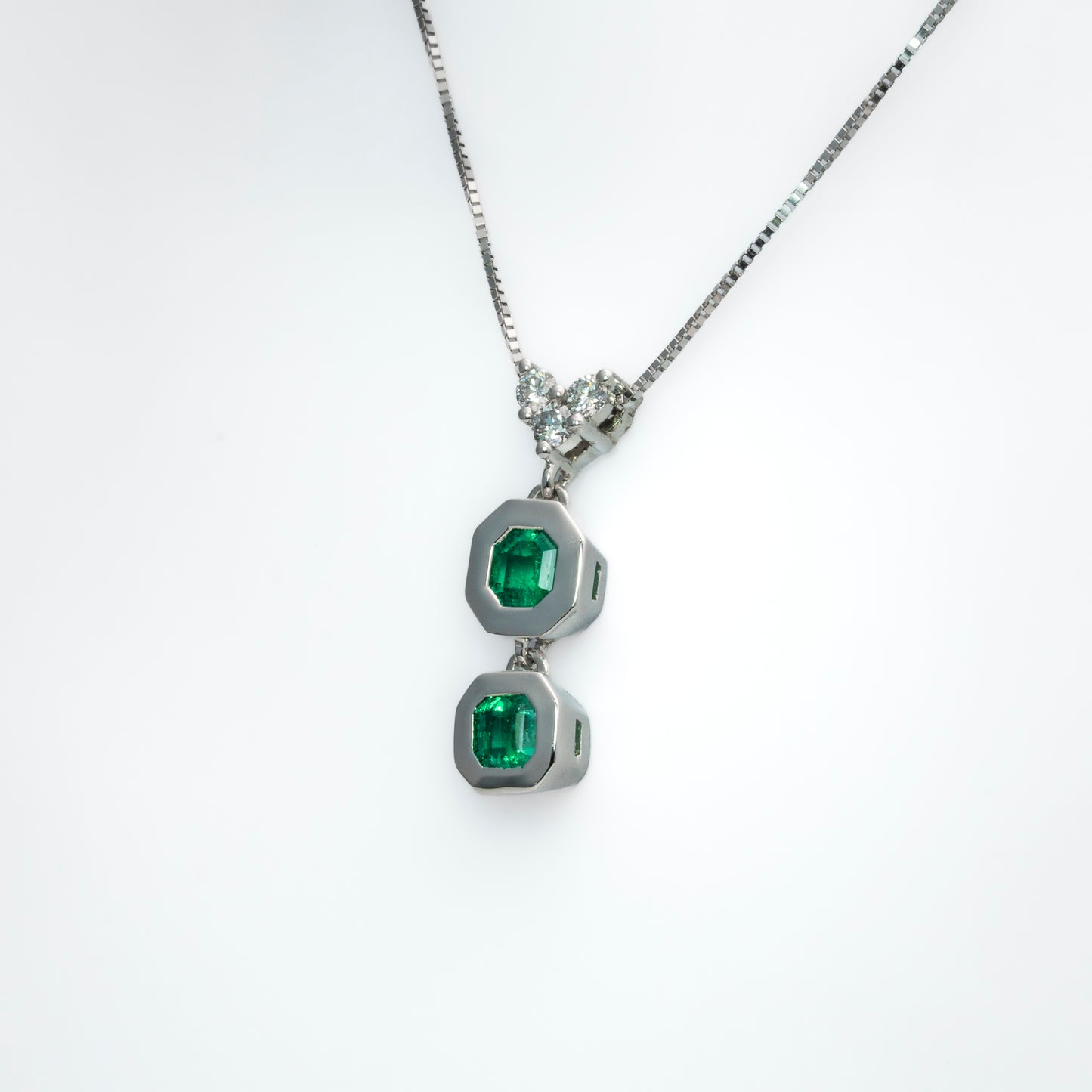 Dije con cadena oro blanco con esmeralda y diamantes naturales - DOB059