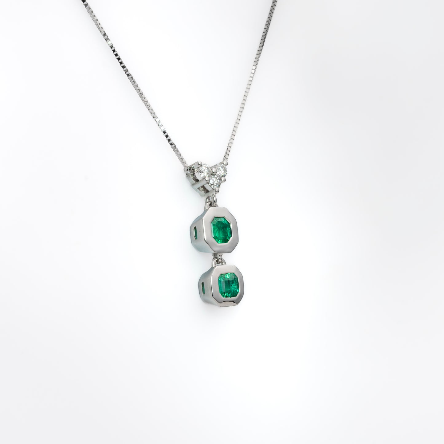 Dije con cadena oro blanco con esmeralda y diamantes naturales - DOB059