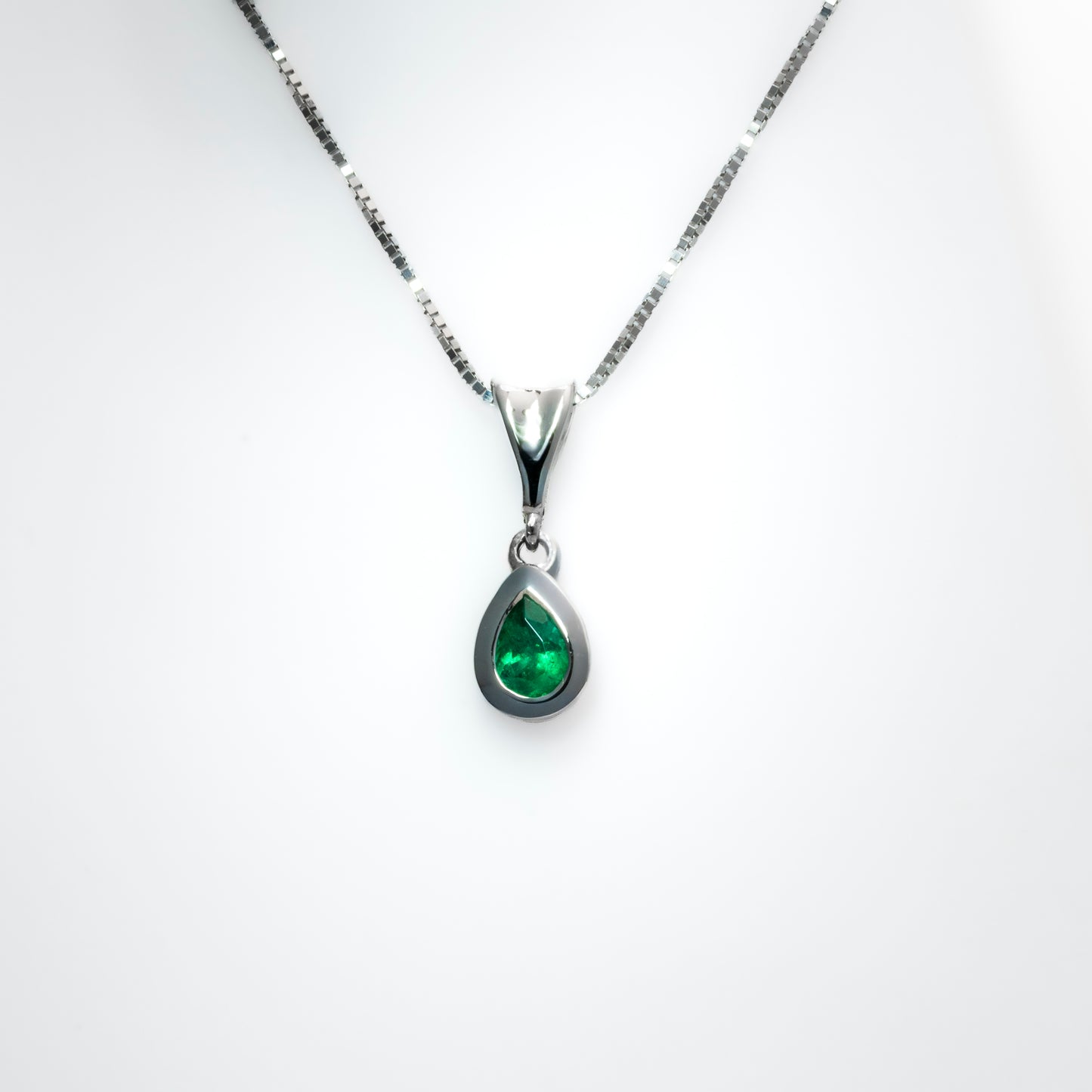 Dije oro blanco con esmeralda y diamantes naturales - DOB060