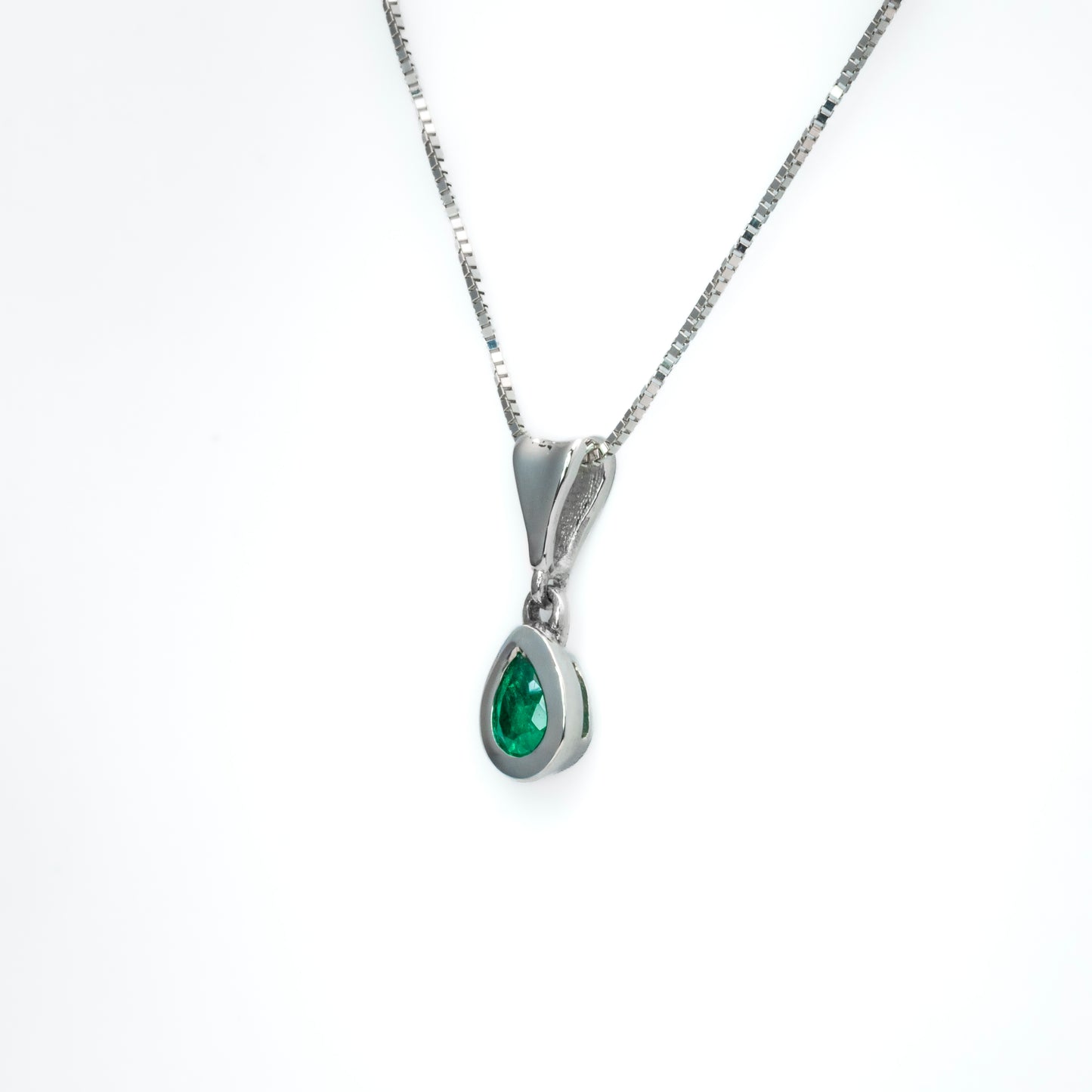 Dije oro blanco con esmeralda y diamantes naturales - DOB060