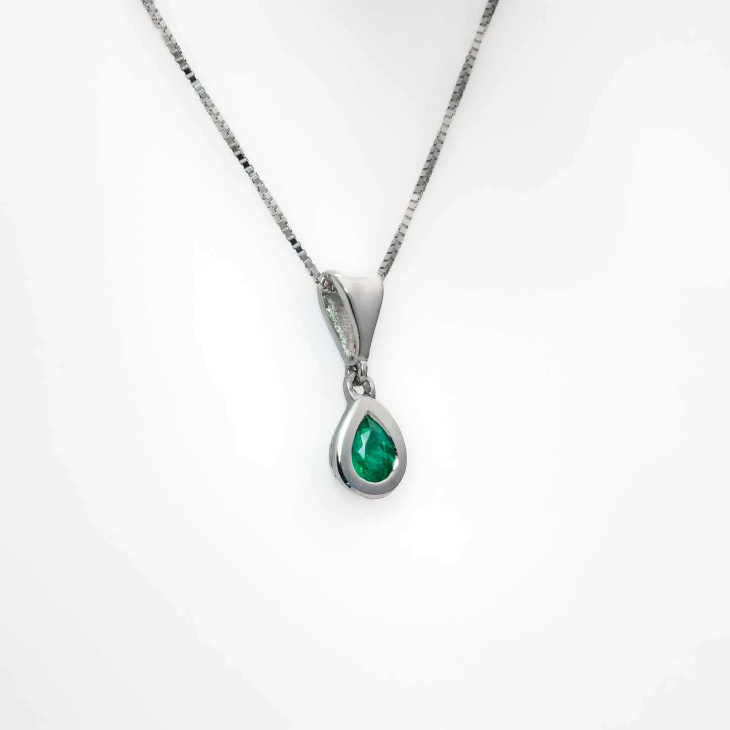 Dije oro blanco con esmeralda y diamantes naturales - DOB060