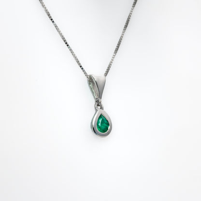 Dije oro blanco con esmeralda y diamantes naturales - DOB060